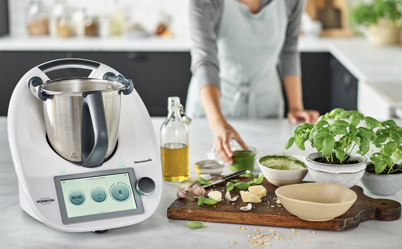 Los robots de cocina son, a la vez, un procesador de alimentos (pican, rallan, pelan, amasan, baten...) y una olla eléctrica programable. Modelo de Thermomix.