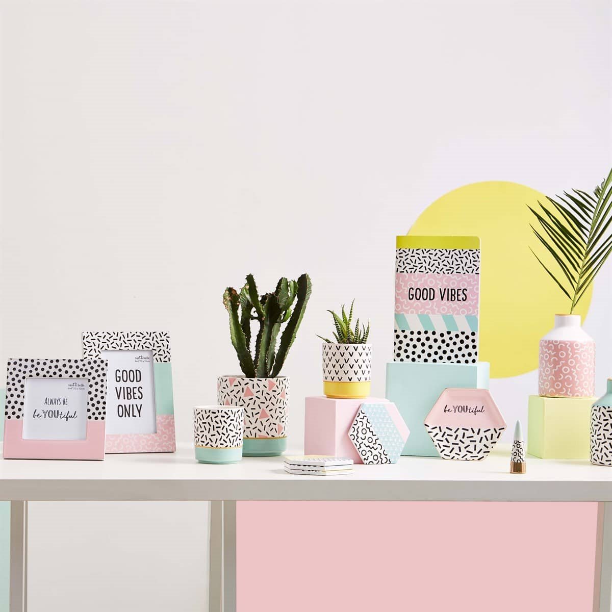 Papeleria inspirada en el grupo Memphis