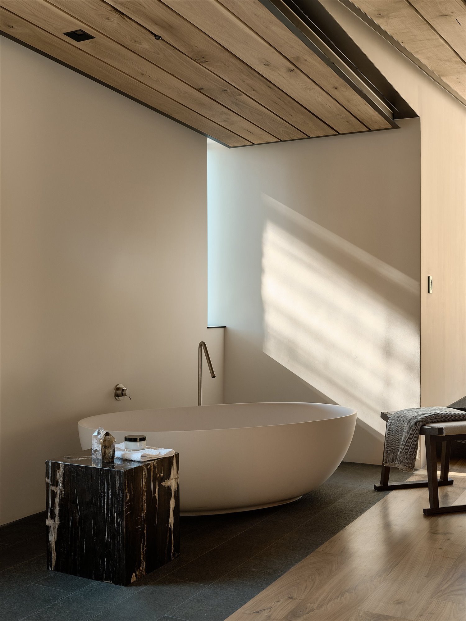 baño con bañera exenta ovalada