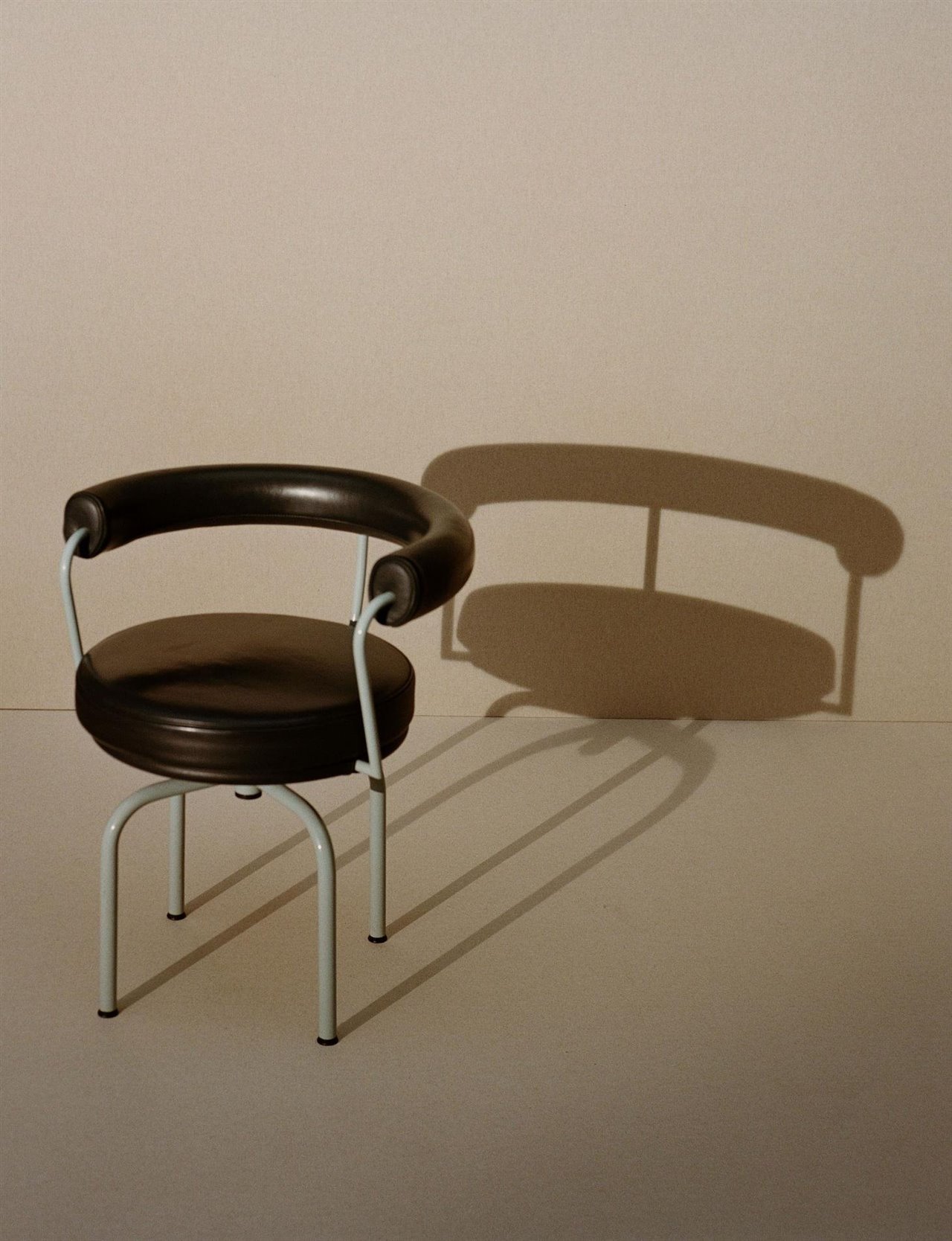 Sillón giratorio de Charlotte Perriand.