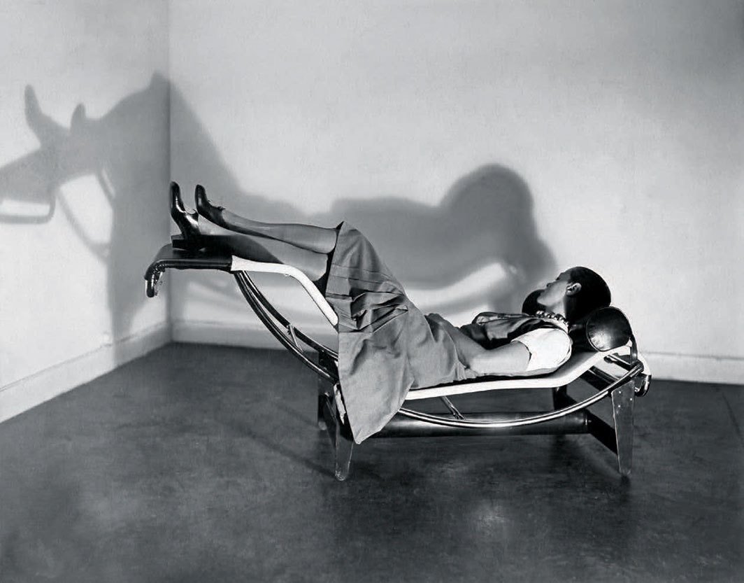 Charlotte Perriand reclinada en su chaise longue.