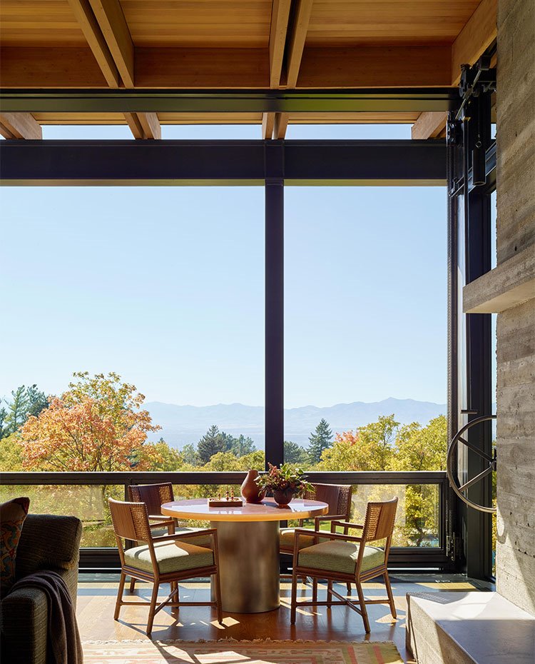 Comedor junto a salón con amplias vistas hacia el exteiror
