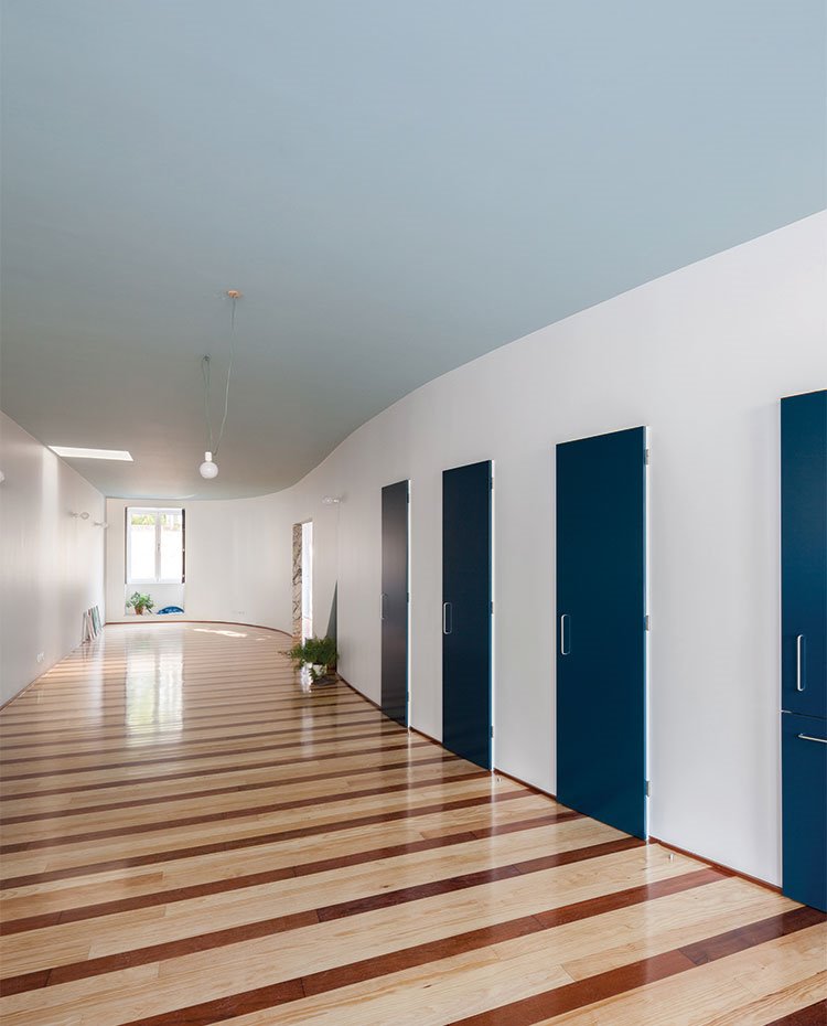 Formas sinuosas en pared con puertas en azul cobalto