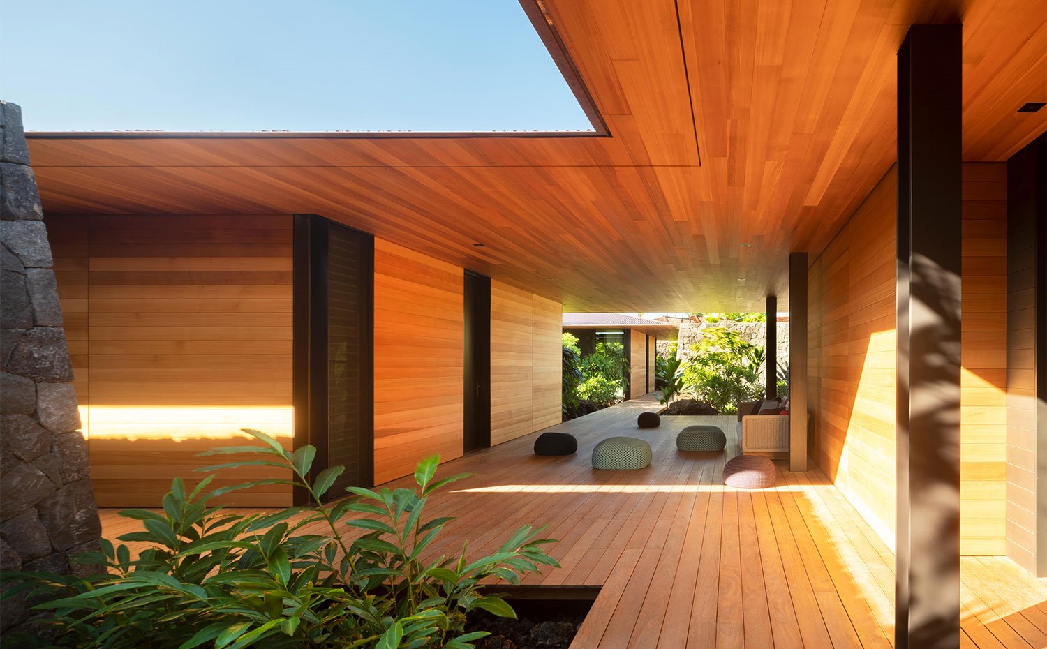 Patio central con paredes, suelo y techos de madera