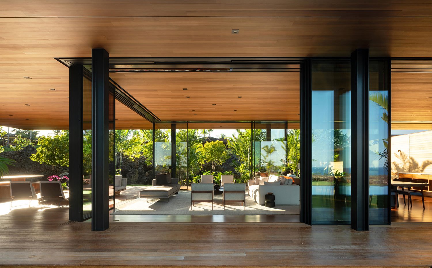 Salón junto a comedor y zona de estar exterior cubierta