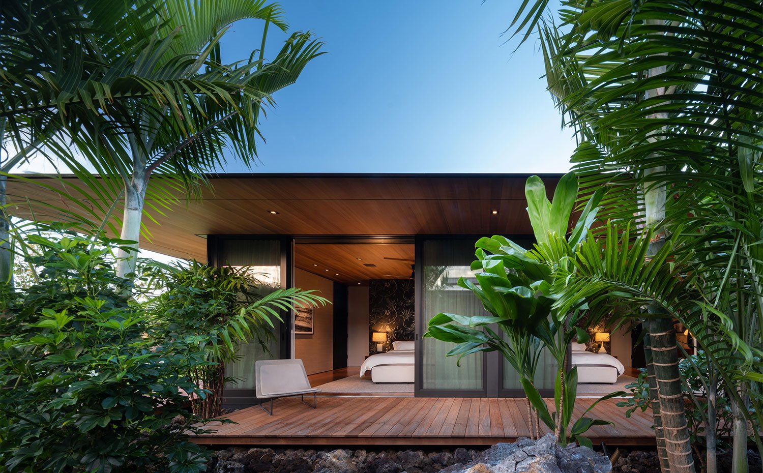 Terraza con entarimado de madera junto a dormitorio con cerramientos acristalados