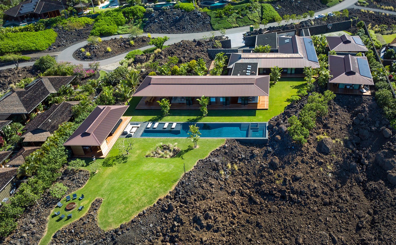Vista aérea de la vivienda sobre una zona volcánica
