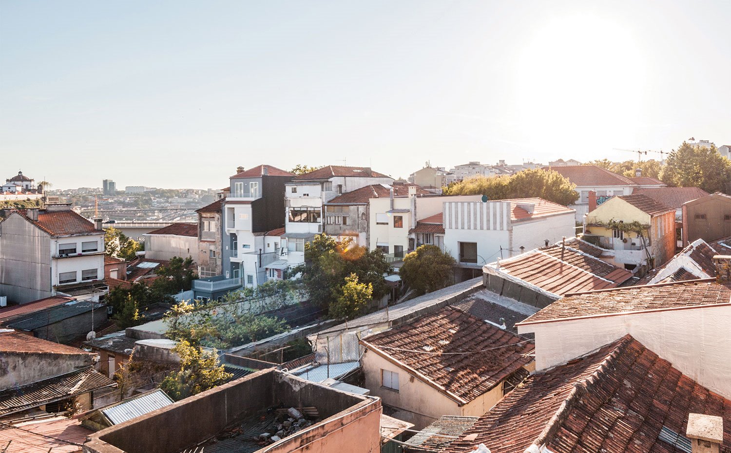 Vista superior de la casa rodeada de las las viviendas del vecindario
