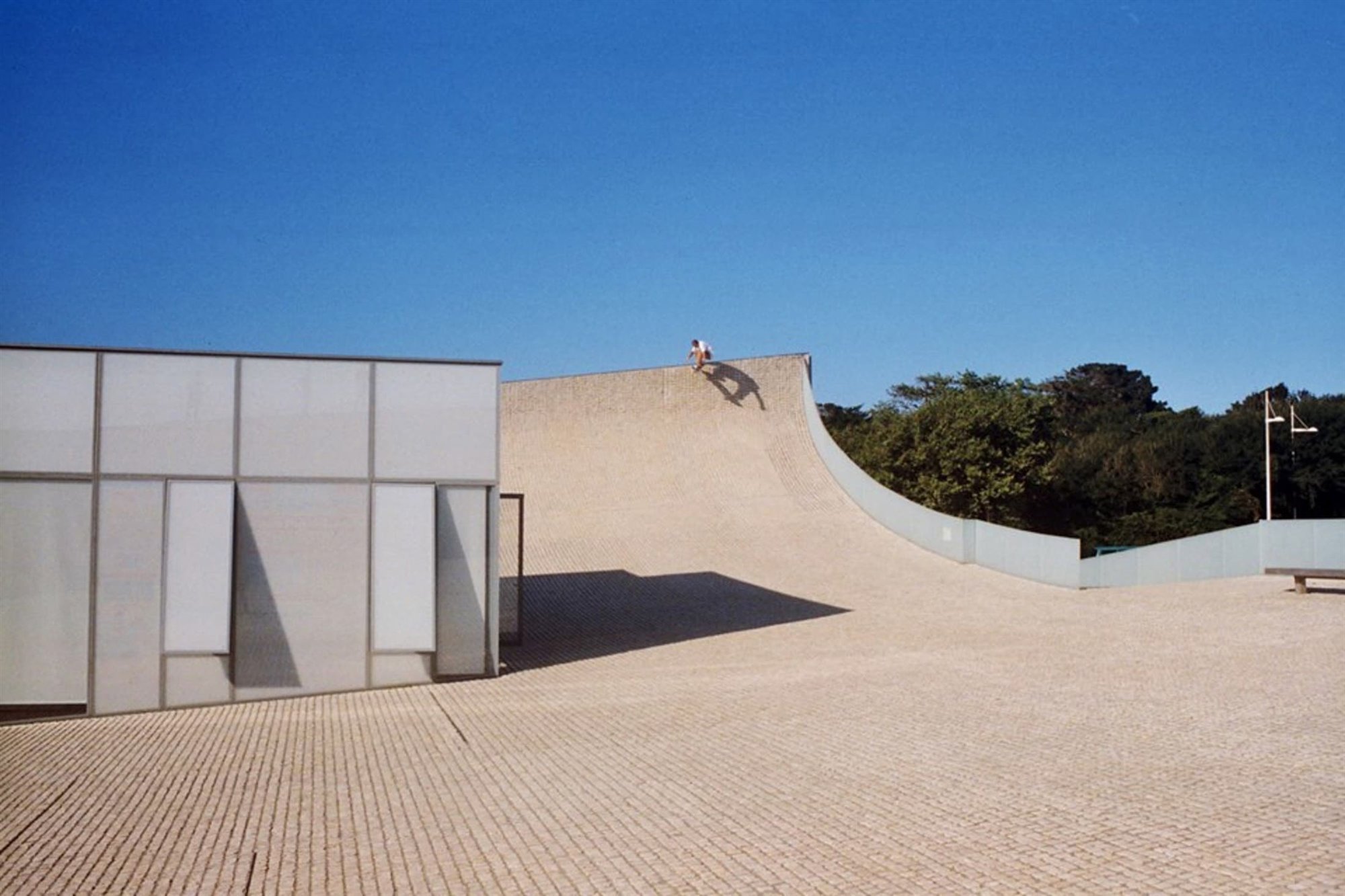 Cite de l Ocean et du Surf skate. Cite de l'Ocean et du Surf, en Biarritz, de los arquitectos Steven Holl y Solange Fabiao.