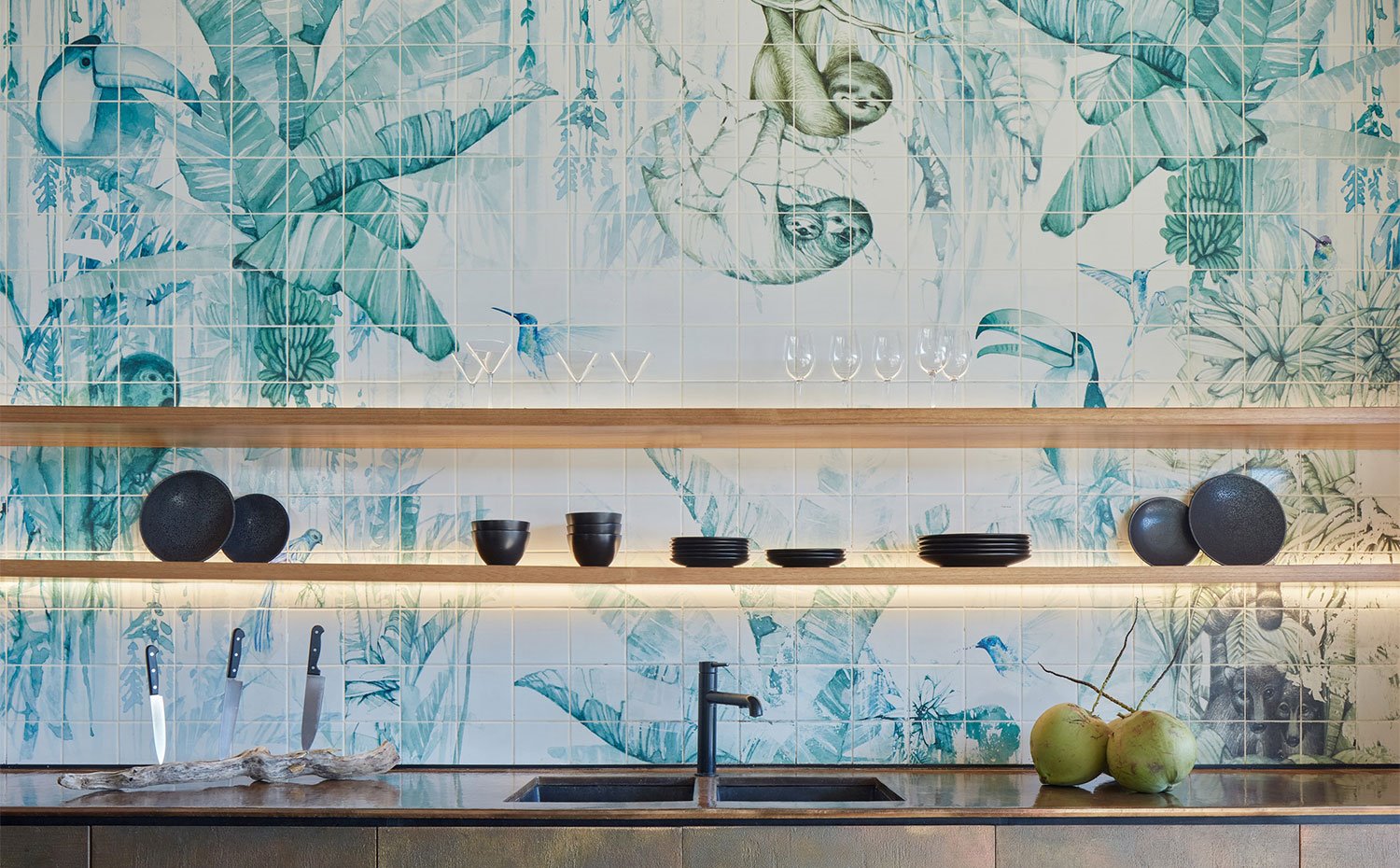 Baldosas pintadas en revestimiento de pared de cocina con baldas de madera 