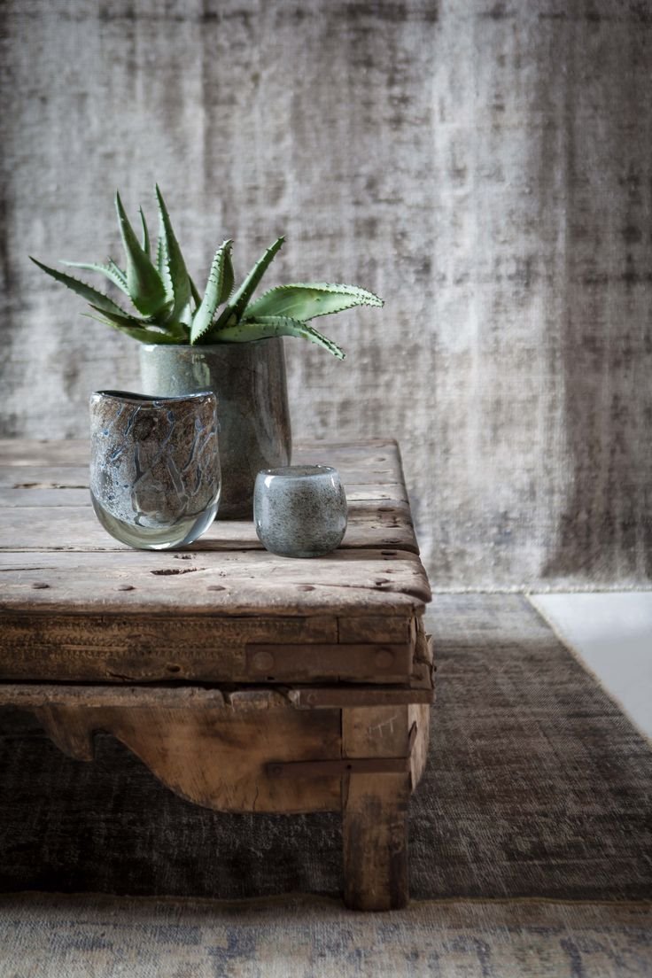 Detalle de una mesilla baja de madera sin tratar