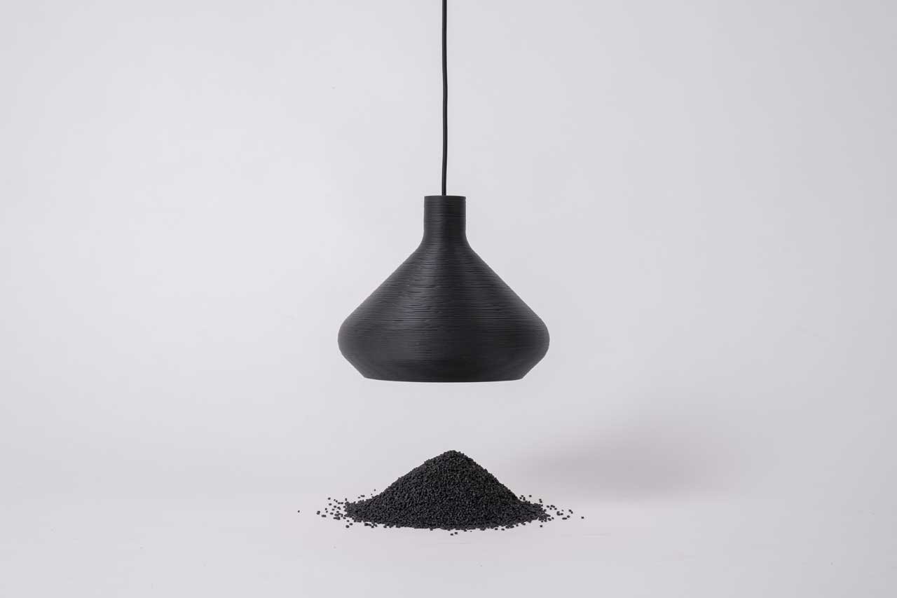 La nueva colección de luminarias Coil de LightArt parecen piezas suspendidas de cerámica. 