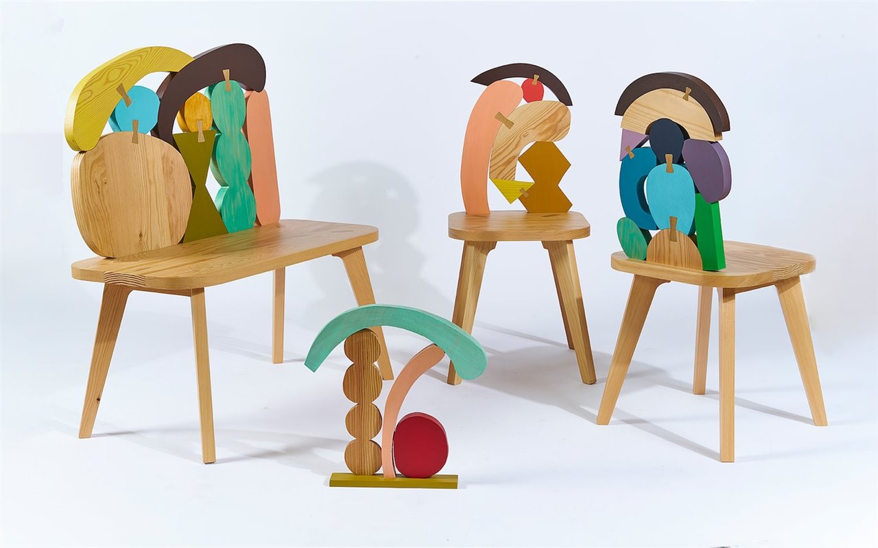 La diseñadora ha explorado las posibilidades de la madera para dar lugar a formas insólitas, a respaldos que capturan la mirada desde el primer instante. 