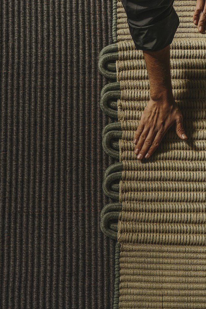La alfombra Link, de MUT Design, es una apuesta por la elegancia de los complementos. Con distintos niveles y relieves muy llamativos que la hacen especial. 