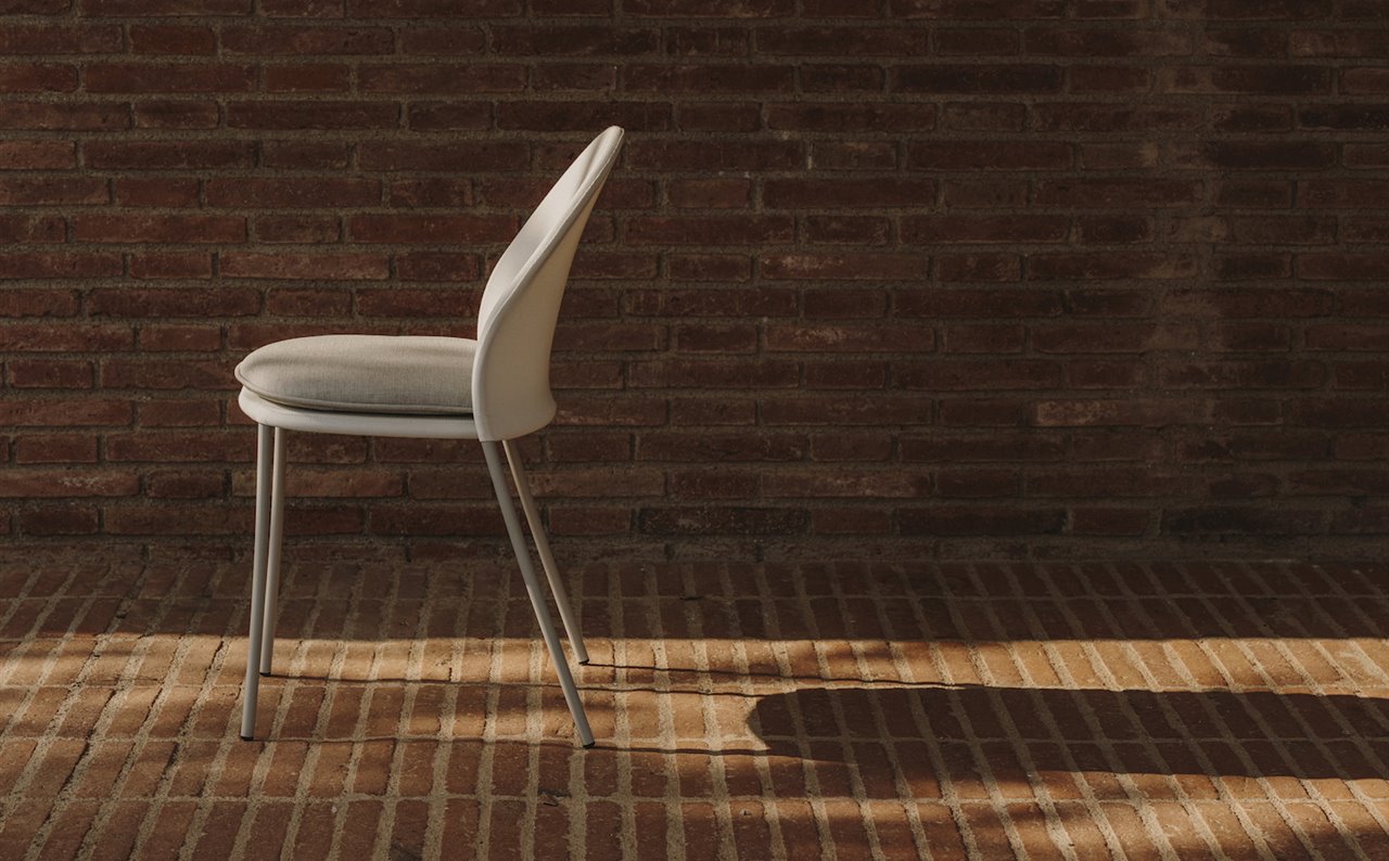 La silla Petale (en la fotografía) y la Blum, así como la alfombra Link, son piezas que funcionan tanto en espacios exteriores como en interiores. 