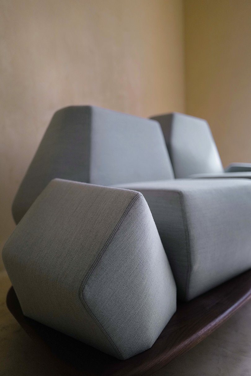Está tapizado con el textil Fiord de la firma danesa Kvadrat.