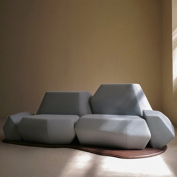 Este sofá de diseño que ves no sólo sirve para relajarse en casa, sino también para reflexionar