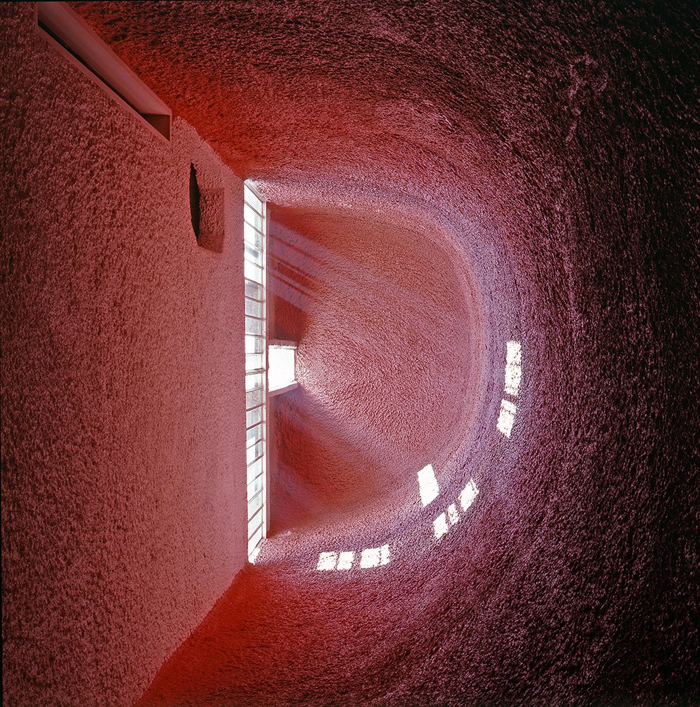 La capilla de Notre Dame du Haut en Ronchamp, Francia, de Le Corbusier, fotografiada por Henry Plummer.