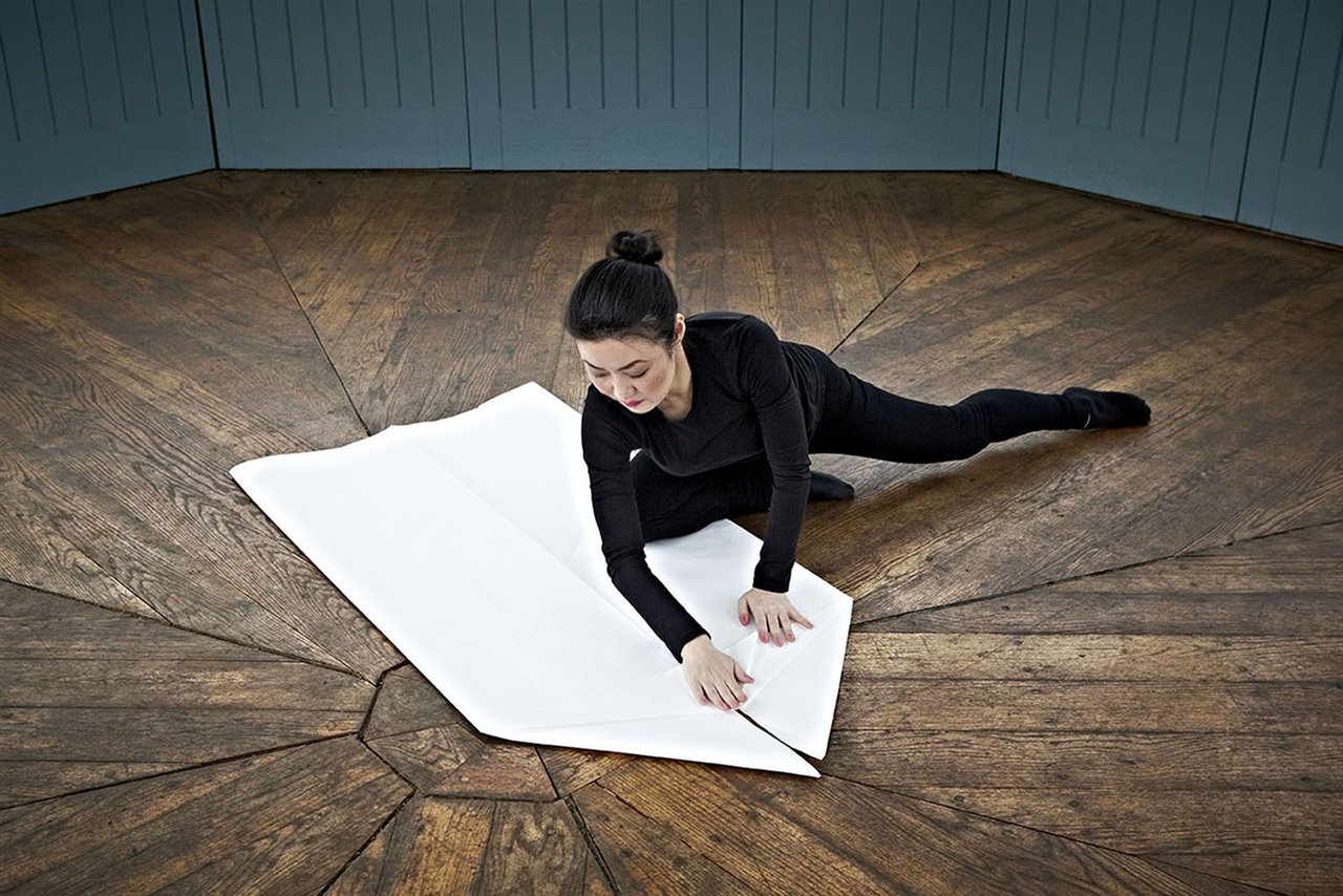 Nacida en Tokio y graduada en Bellas Artes en la escuela Central Saint Martins de Londres, su obra se inspira en la vida cotidiana en su Japón nativo.