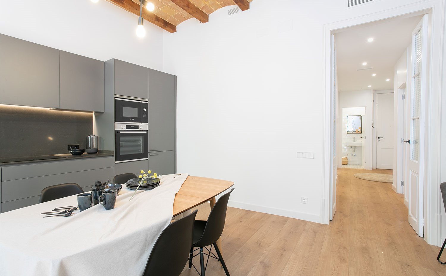 Lateral de mesa de comedor con vista hacia zona de paso