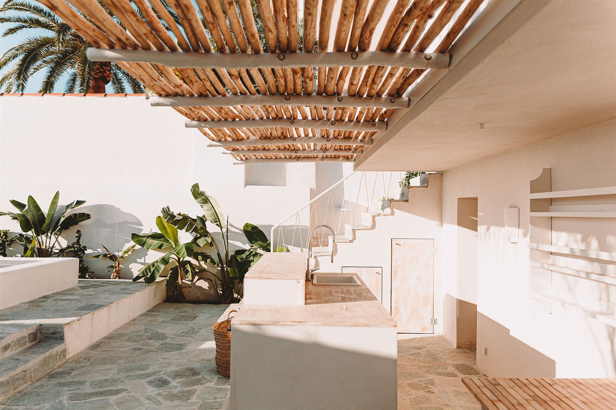 Casa de vacaciones moderna de color blanco en la playa en Córcega