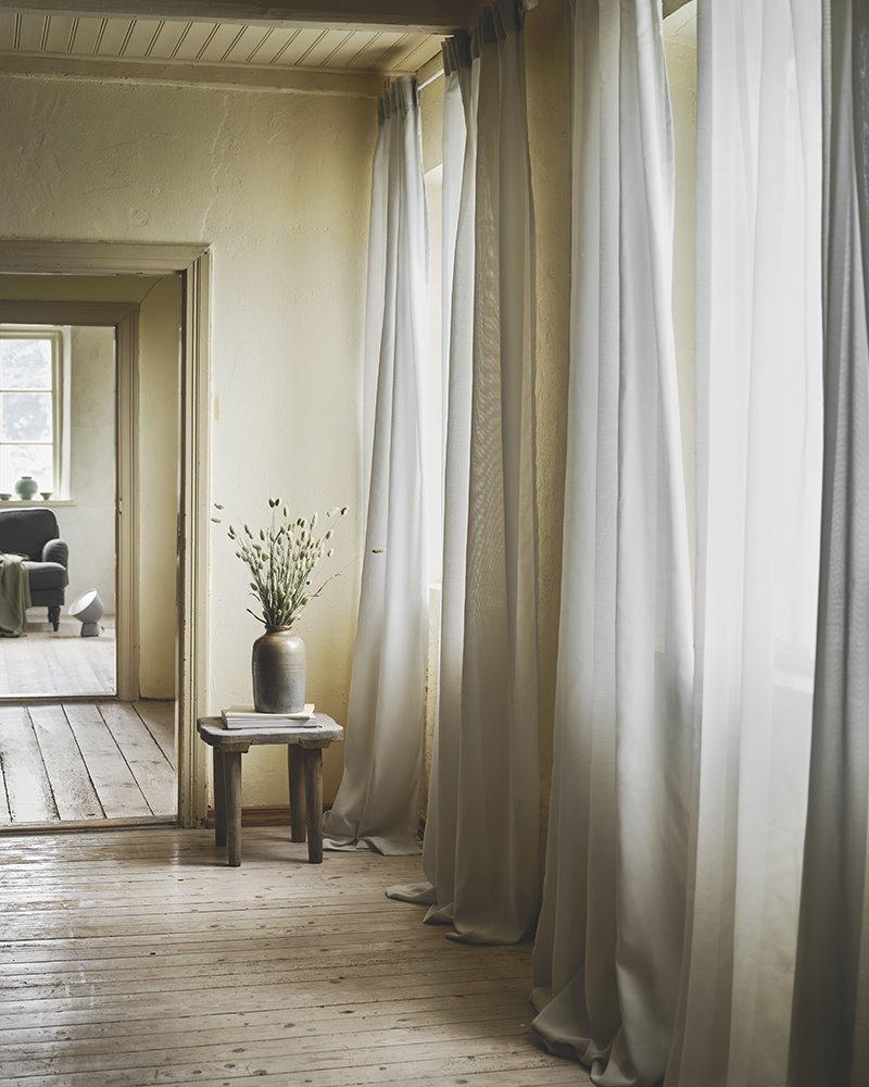 El tejido de la cortina Gunrid, de IKEA, lleva un revestimiento de base mineral que, en contacto con la luz natural, elimina sustancias contaminantes del aire como el acetaldehído.