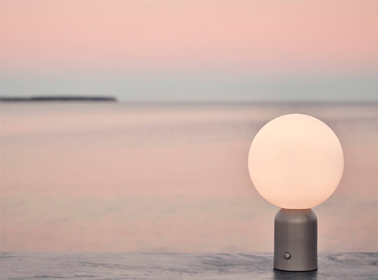 La lámpara de mesa exterior Pica está concebida para crear un ambiente acogedor y relajado. Cuenta con una batería que ofrece seis horas de luz sin necesidad de cables.  