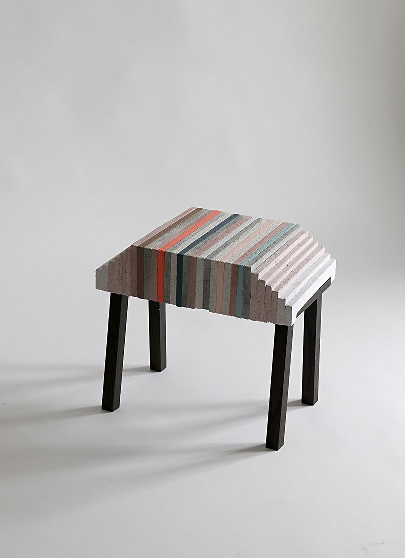 En esta imagen puedes ver el taburete Ziggurat Stool.