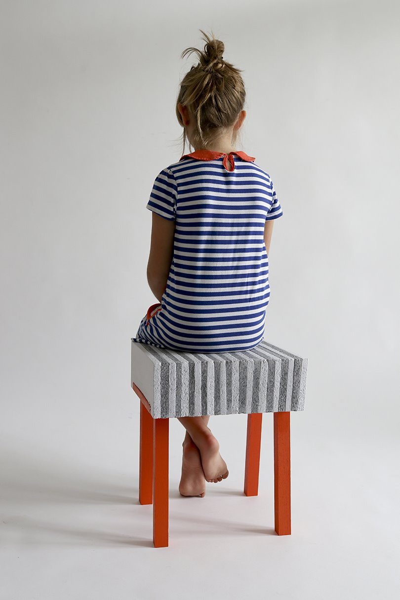 La colección Practicing Play cuenta con tres tipos de taburetes: este es el modelo Dutch Stool. 