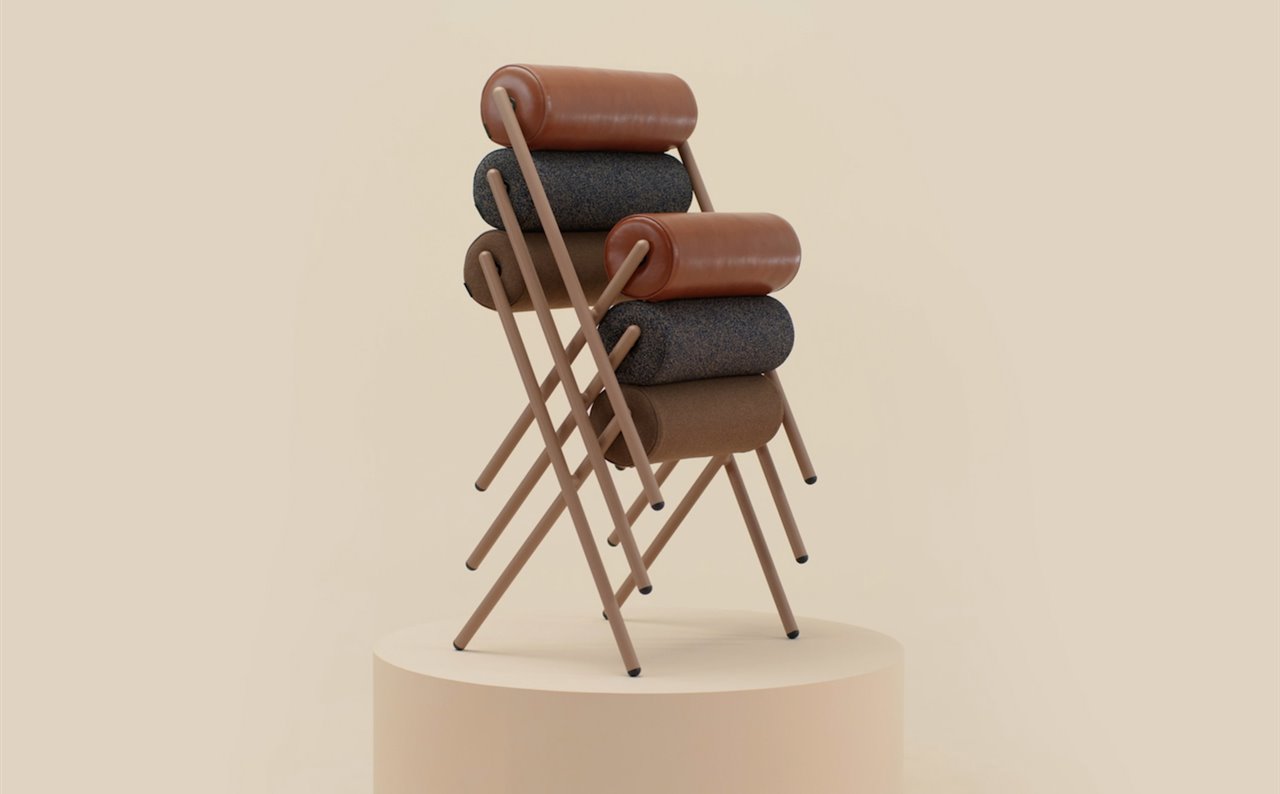 Apiladas, las sillas Roll de Mut Estudio para Sancal se pueden confundir con una escultura. 