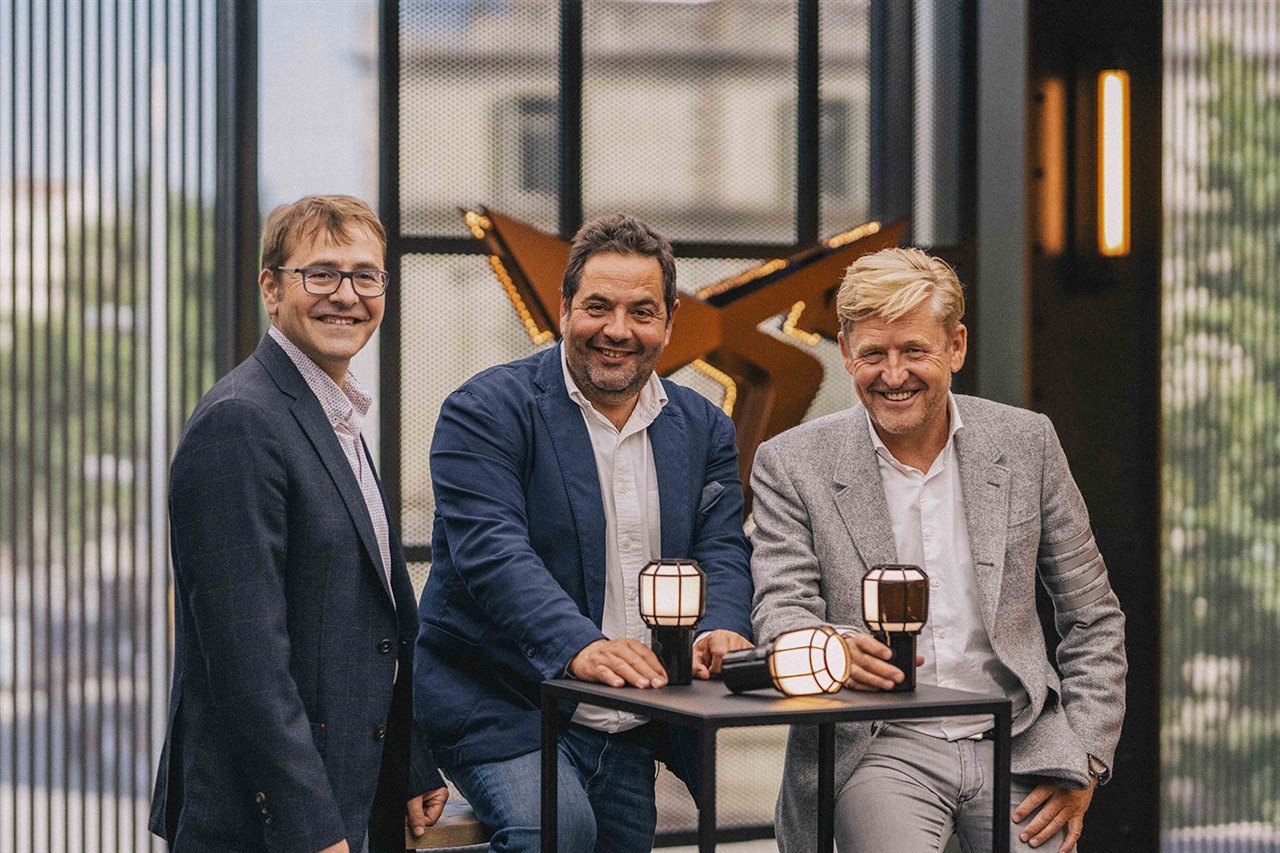De izquierda a derecha, Carlos Marset y Javier Marset, co-CEOs de Marset, junto a Wayne Griffiths, consejero delegado de CUPRA.