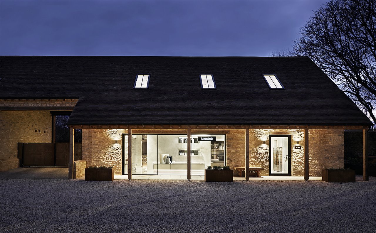 El nuevo showroom de Rimadesio en Oxford ocupa una granja del siglo XVII rehabilitada conservando la esencia de su estilo.