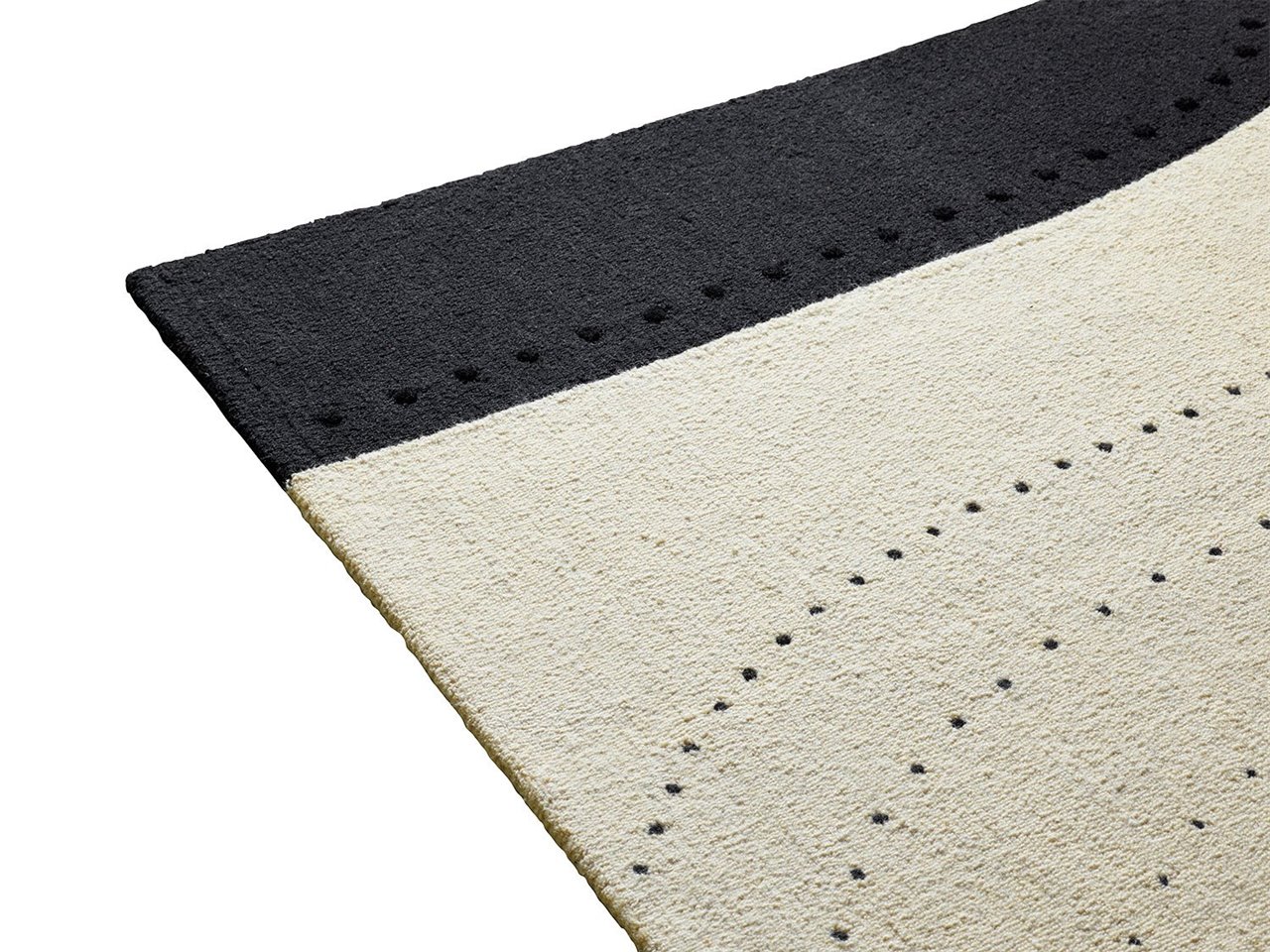 Las alfombras de Cecilie Manz combinan con las piezas de mobiliario de Fritz Hansen, creando ambientes cálidos, confortables y modernos. 