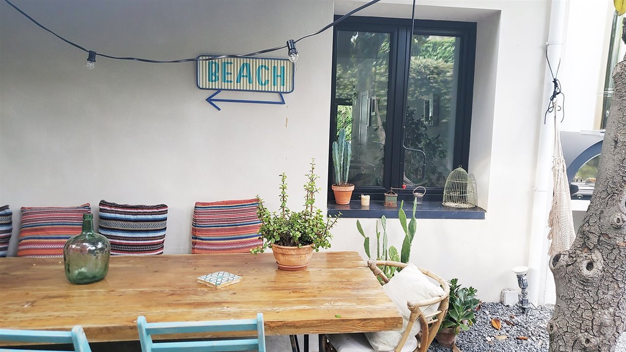 La zona exterior de la casa, donde esta fan del movimiento No Plastic se reúne con los amigos.