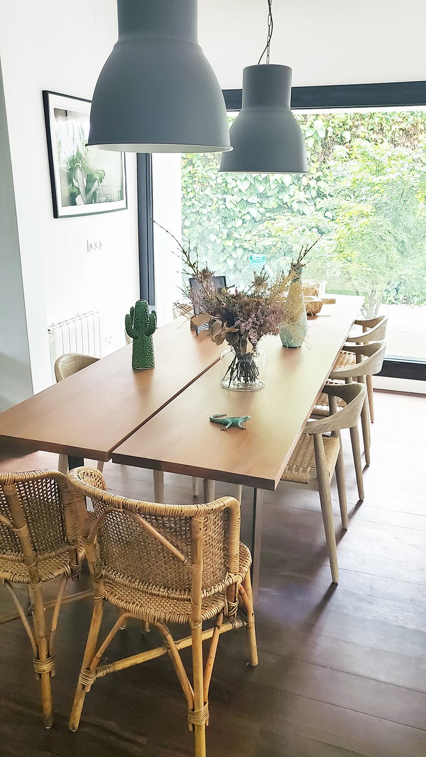 Esta mesa está hecha a medida por un ebanista de las Galerías Piquer, del Rastro de Madrid. Las sillas de madera son de Westwing.