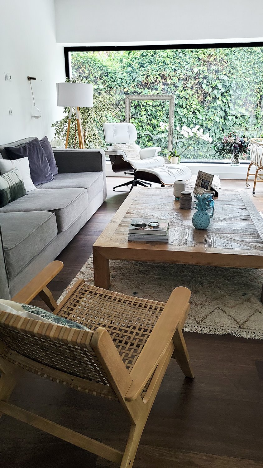 La coffee table baja del salón es de la tienda Carma Studio, de Almería. El sillón de regilla es de Kave Home. Por su parte, el sofá se encargó a medida.