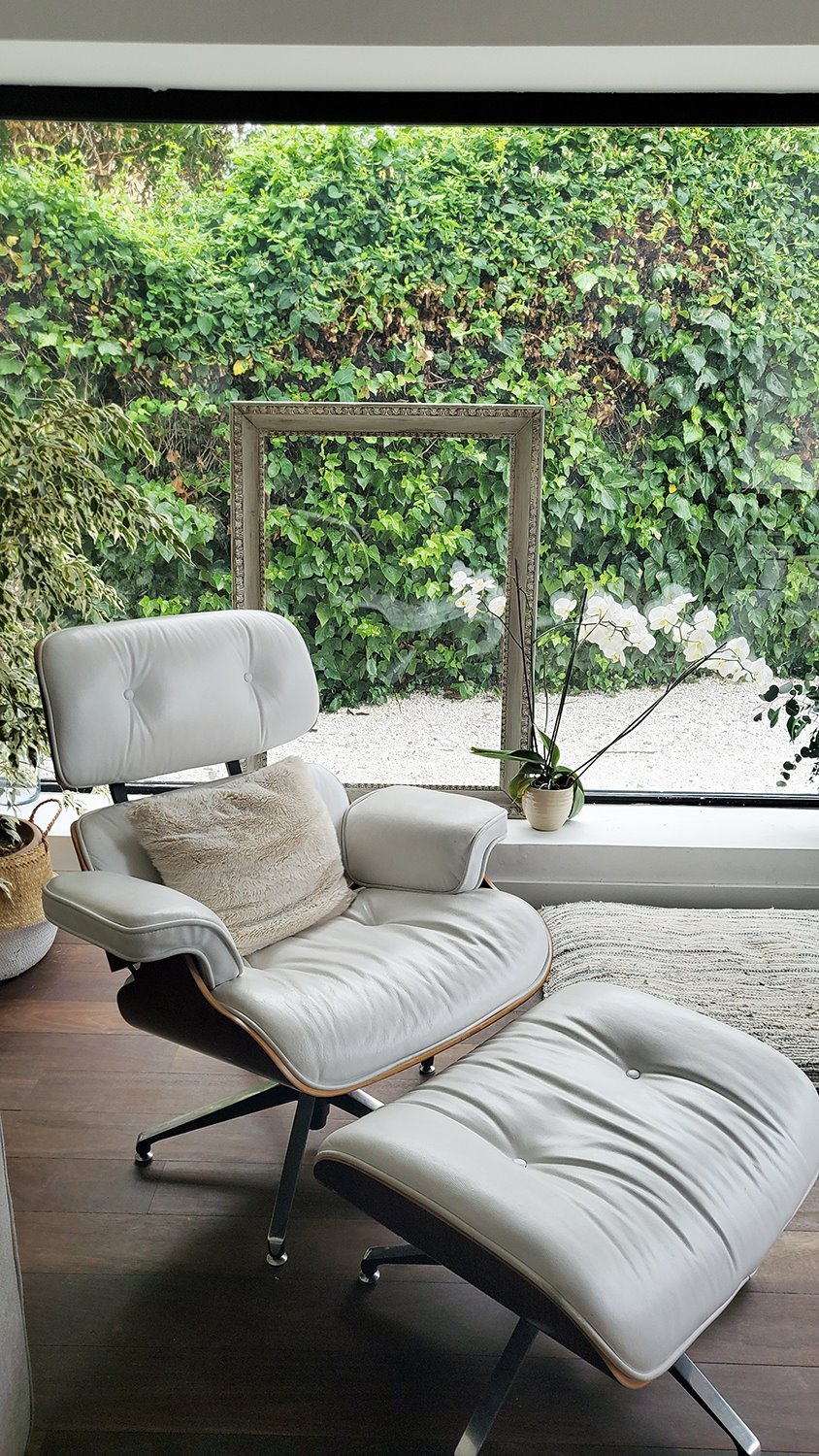 Este sillón blanco chaise longue fue un regalo.
