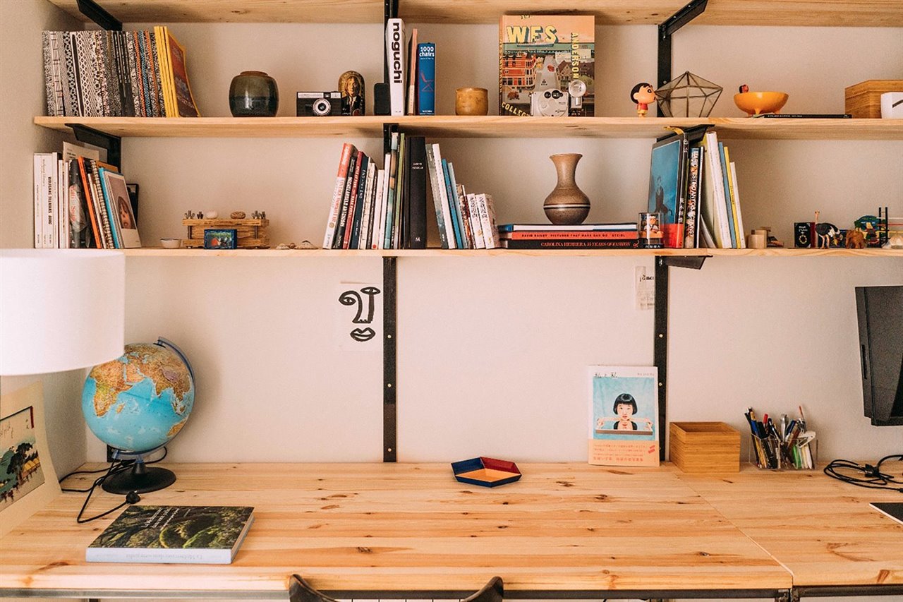 Como era de esperar, el estudio tiene muchos libros y una bola del mundo.