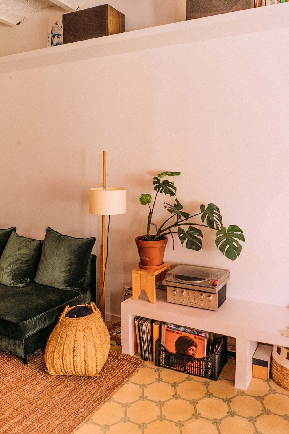 Los discos y las plantas son los protagonistas de su vivienda, y provocan un ambiente cozy.