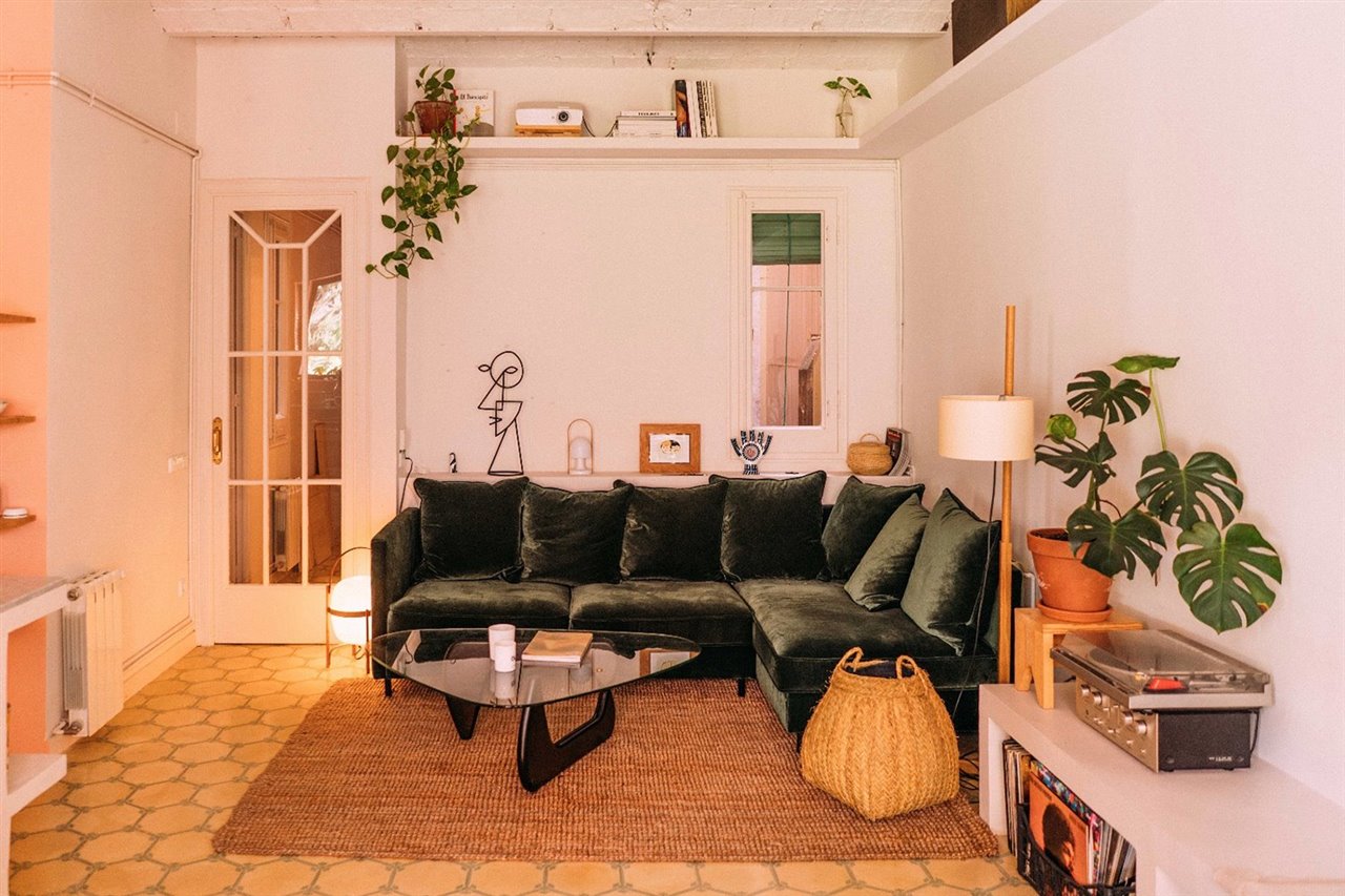 El sofá es uno de sus elementos preferidos, y está confeccionado con tela de terciopelo verde de Güell Lamadrid.