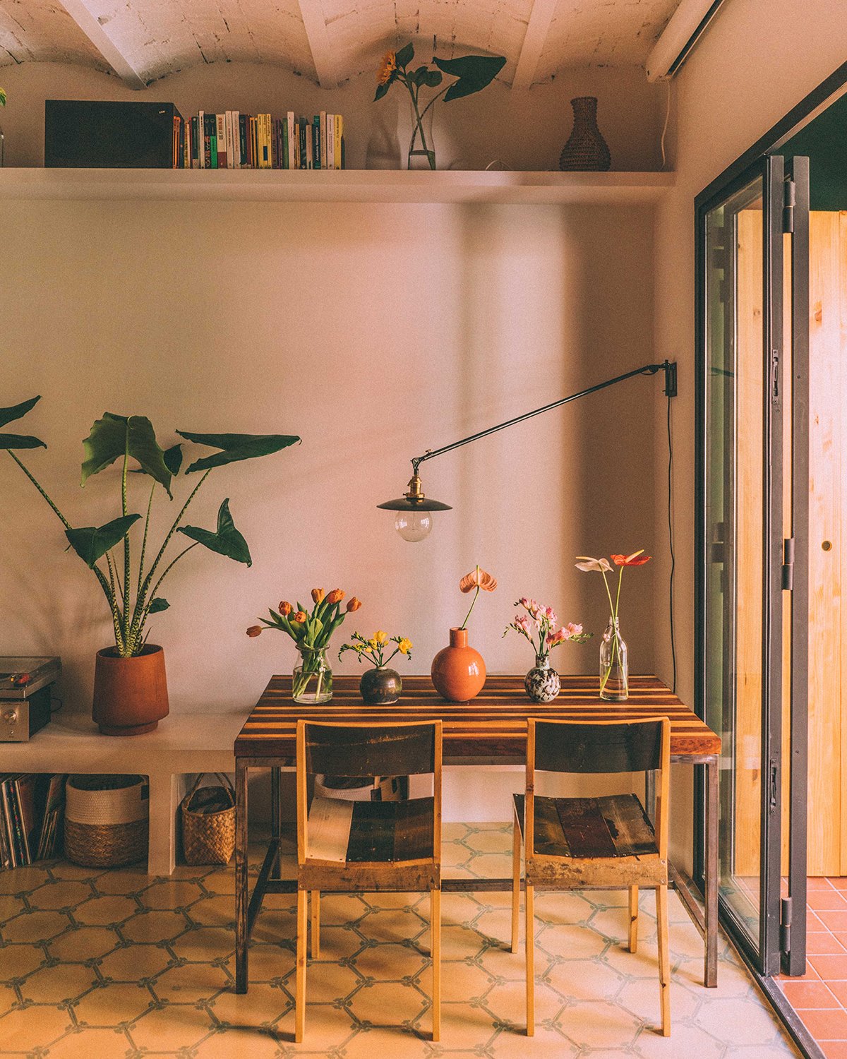 Un rincón de su casa en el que se han conservado las baldosas hidráulicas originales.