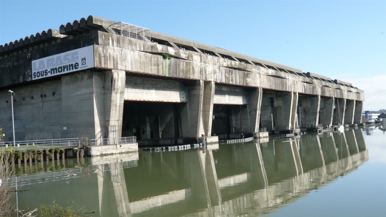 El nuevo espacio expositivo de arte digital se encuentra en una antigua base de submarinos nazi en Burdeos.