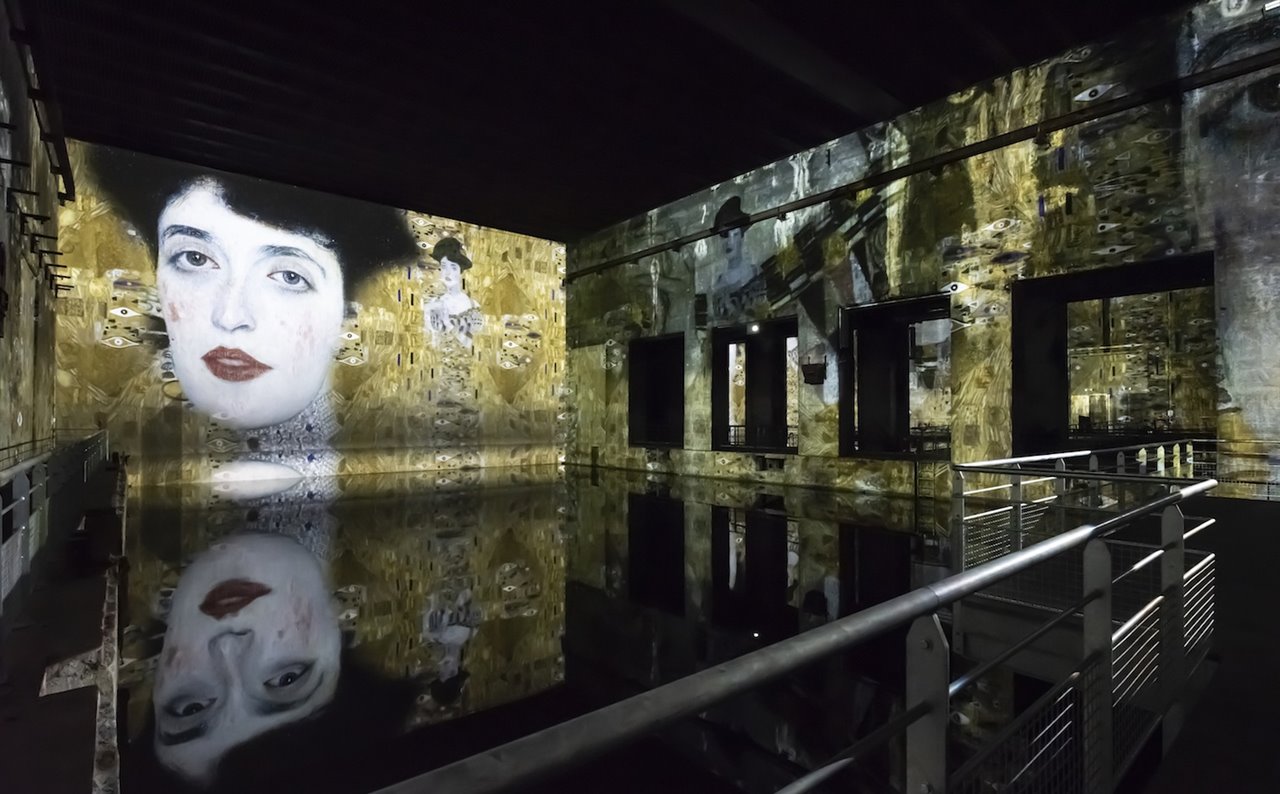 El "Retrato de Adele Bloch Bauer" de Gustav Klimt, proyectado digitalmente sobre las paredes de la antigua base de submarinos nazis en Burdeos.