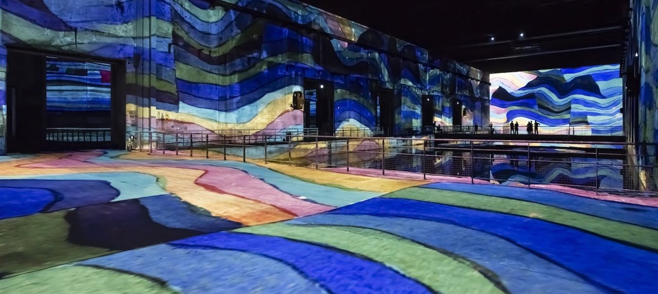 En otro espacio más pequeño de la base se muestra una exposición más reducida, con proyecciones de obra del alemán Paul Klee.