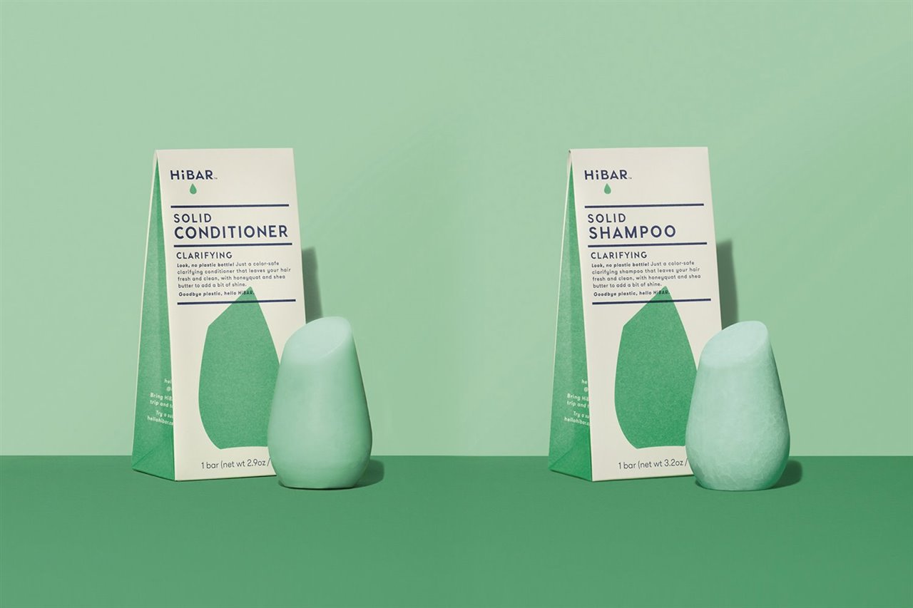 Envase de champú de la marca HiBAR libre de plástico.