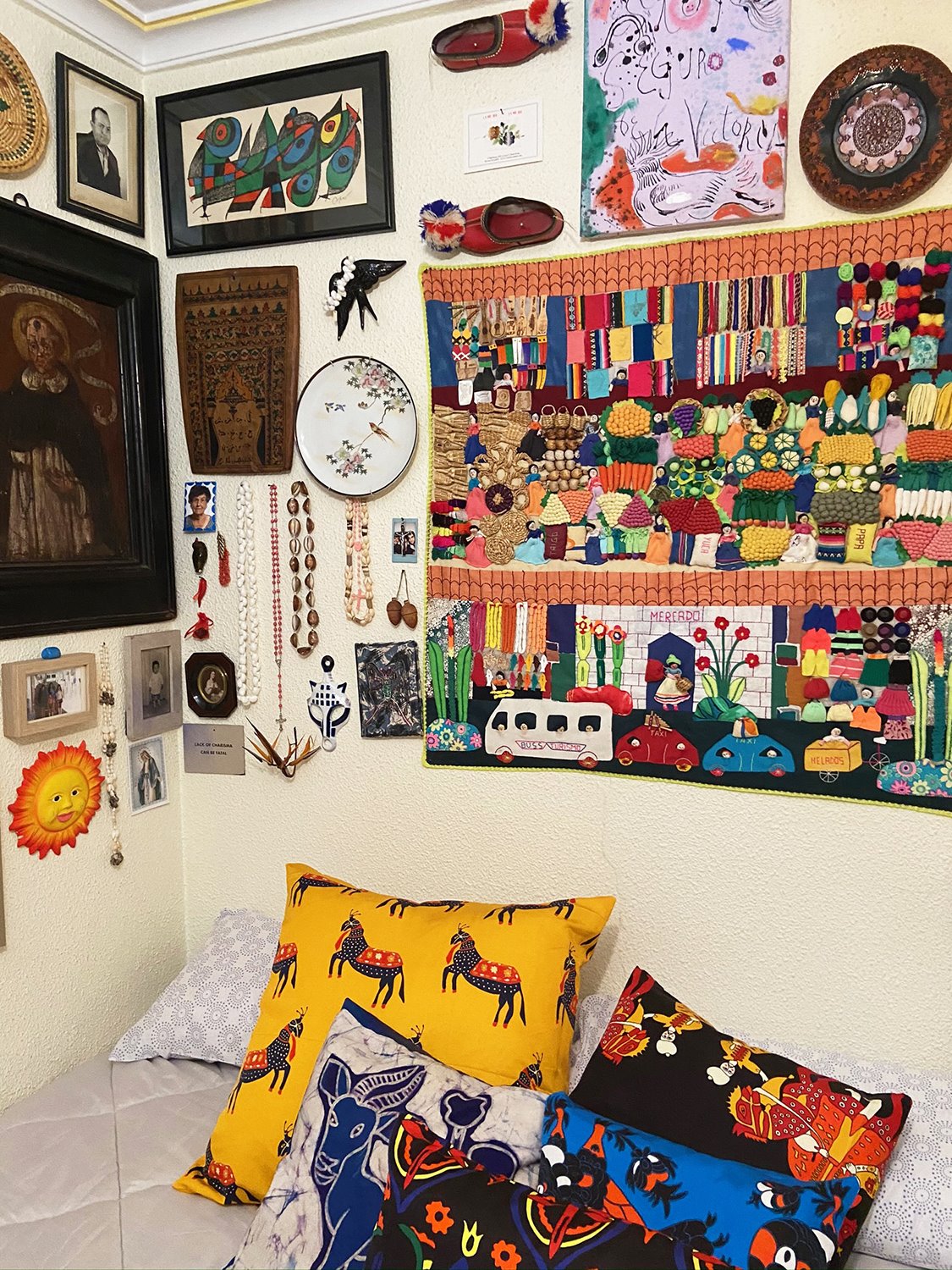La pared de la habitación de Iván Forcadell, fan declarado del gotelé, destaca por los recuerdos que la decoran.
