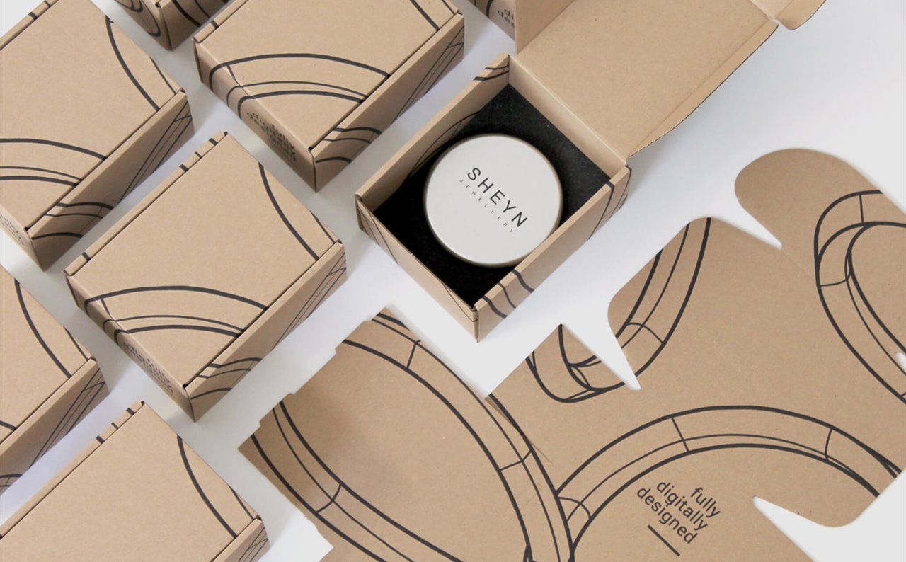 La firma Sheyn utiliza cajas postales ecológicas para presentar sus artículos de joyería.