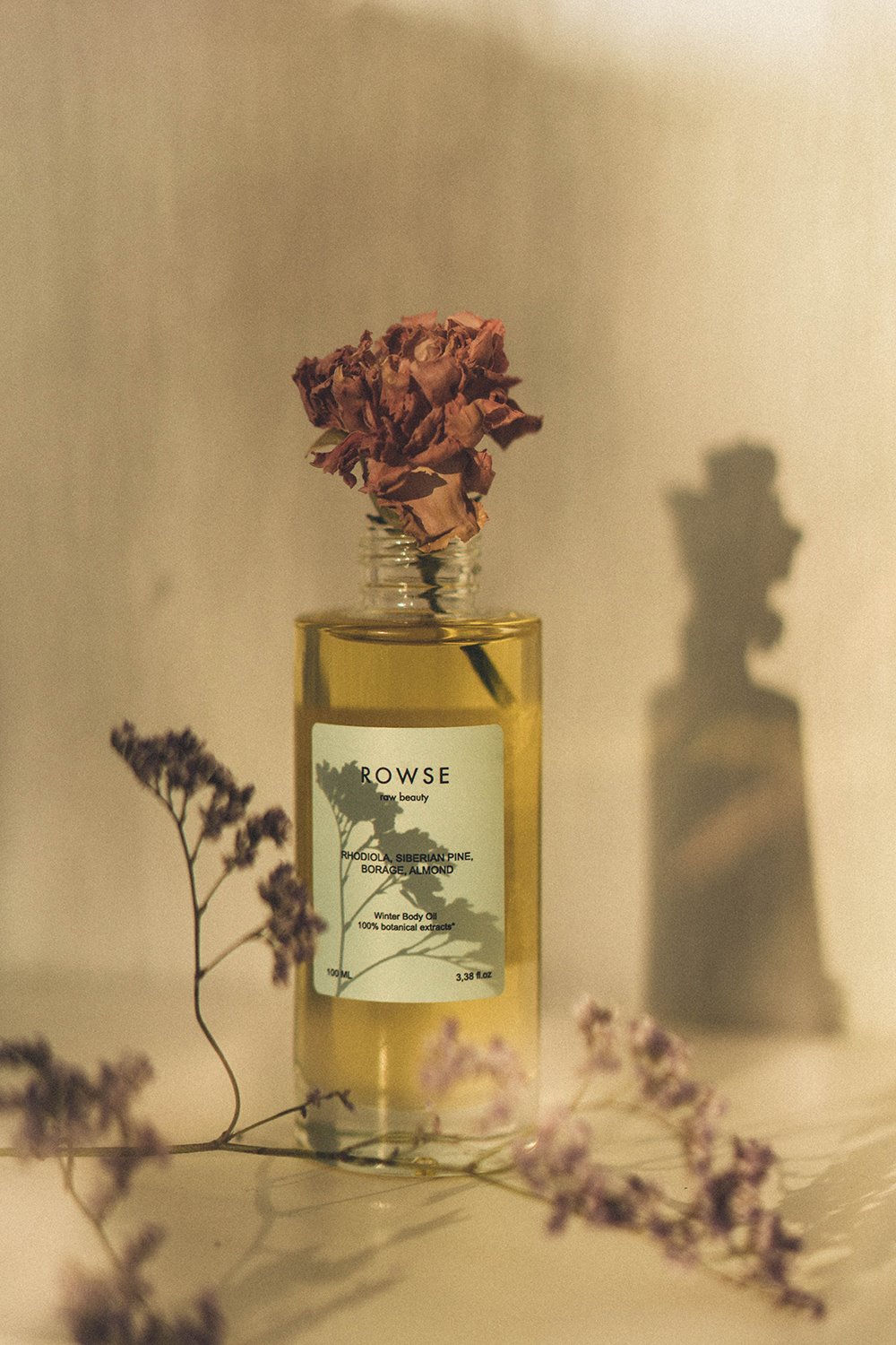 En la imagen superior, Winter Body Oil, con extractos 100% botánicos. 