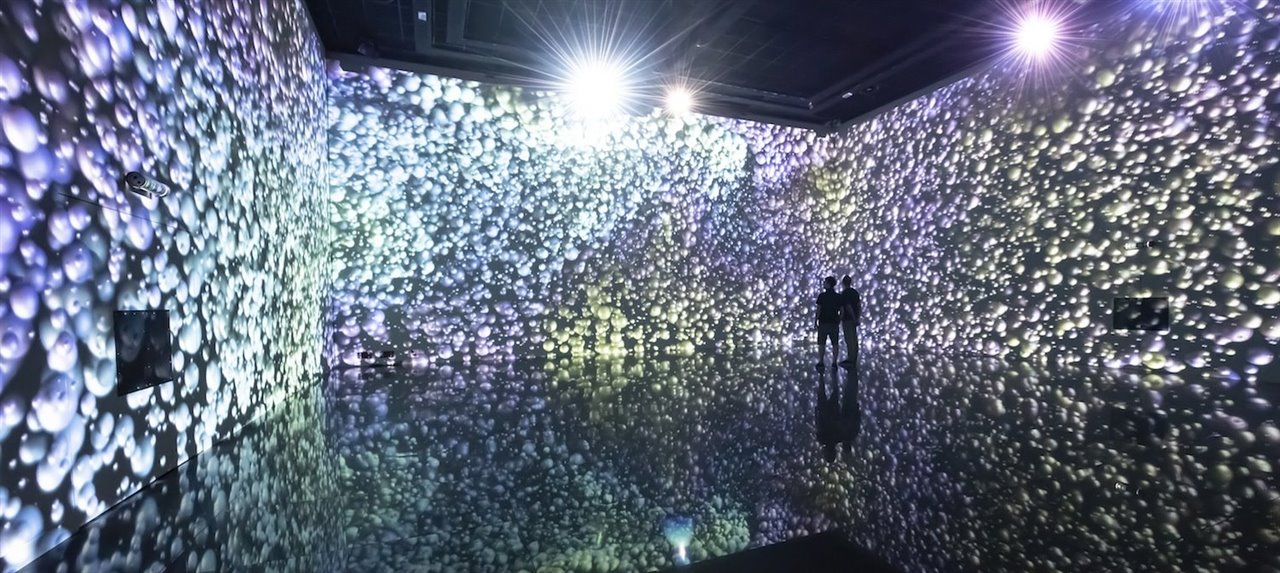 Un tercer espacio, Le Cube, es el marco en el que exponer las creaciones digitales contemporáneas del estudio turco Ouchhh.