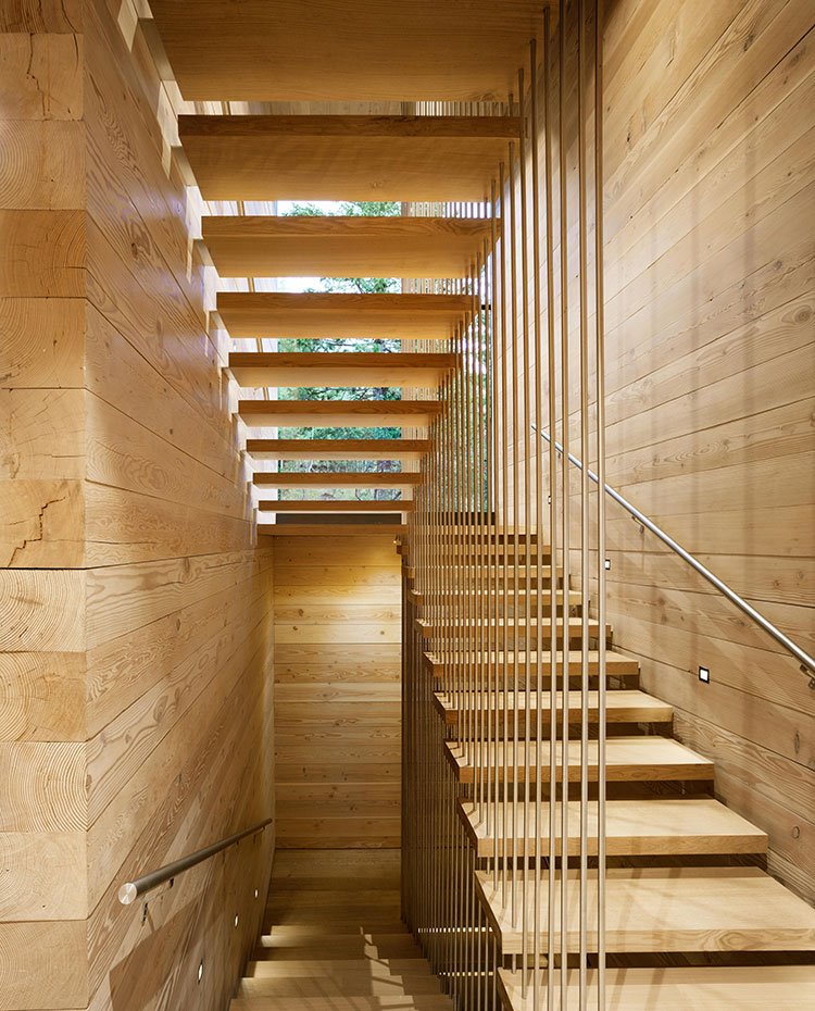 Escaleras revestidas de madera con peldaños en voladizo